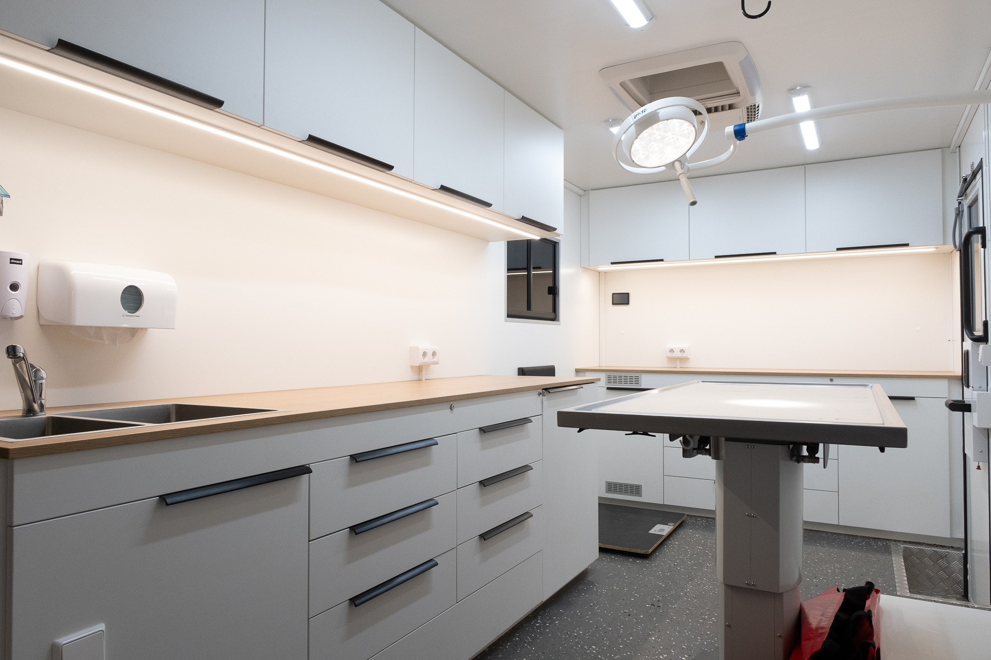 Innenansicht des mobilen Praxisraums – voll ausgestatteter Behandlungsraum